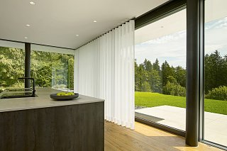 Weißer Vorhang von Erfal an einer großen Fensterfront