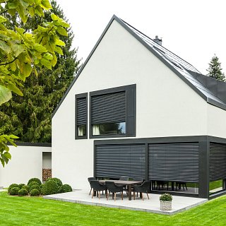 Raffstoren von Roma an den Fenstern eines modernen Einfamilienhauses